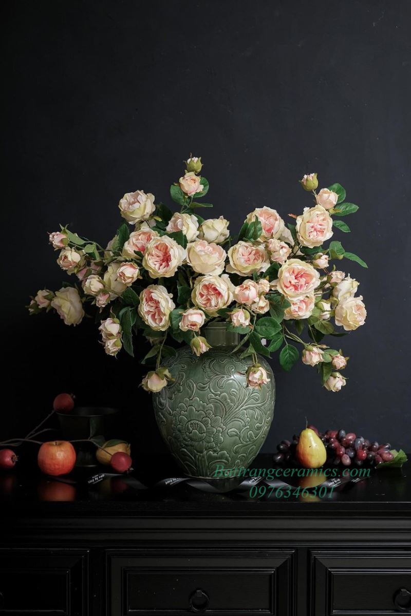 Lọ hoa vò khắc hoa dây H30cm sang trọng Gốm sứ Bát Tràng giá tốt