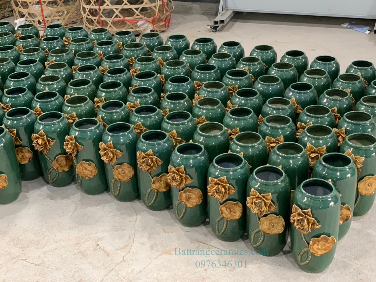 Lọ hoa ống đắp nổi hoa sen Bát Tràng cao cấp sang trọng H30cm