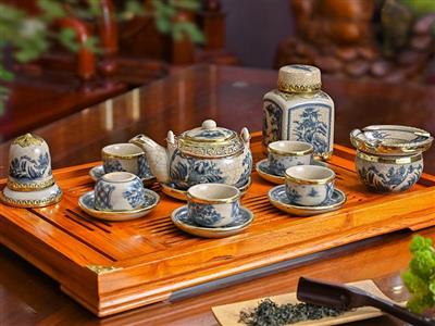 Ấm Bát Tràng bọc đồng sang trọng tặng phụ kiện dùng tiện lợi 