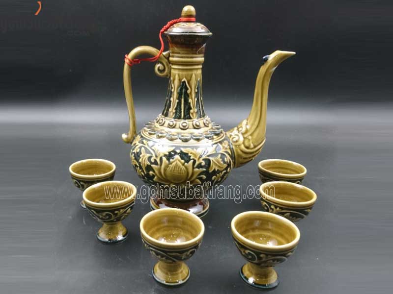 Ấm rượu khắc nổi hoa sen dáng thấp nền đen quà tặng in logo giá tốt Ấm rượu khắc nổi hoa sen dáng thấp nền đen quà tặng in logo giá tốt