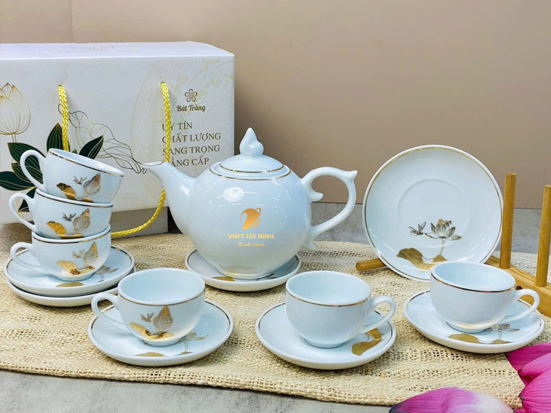 bộ ấm chén bát tràng chóp lửa hoa sen vàng viền kim cao cấp quà tặng