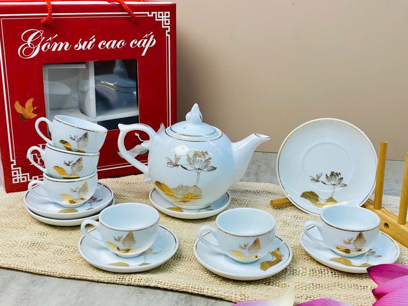 bộ ấm chén bát tràng chóp lửa hoa sen vàng viền kim cao cấp quà tặng