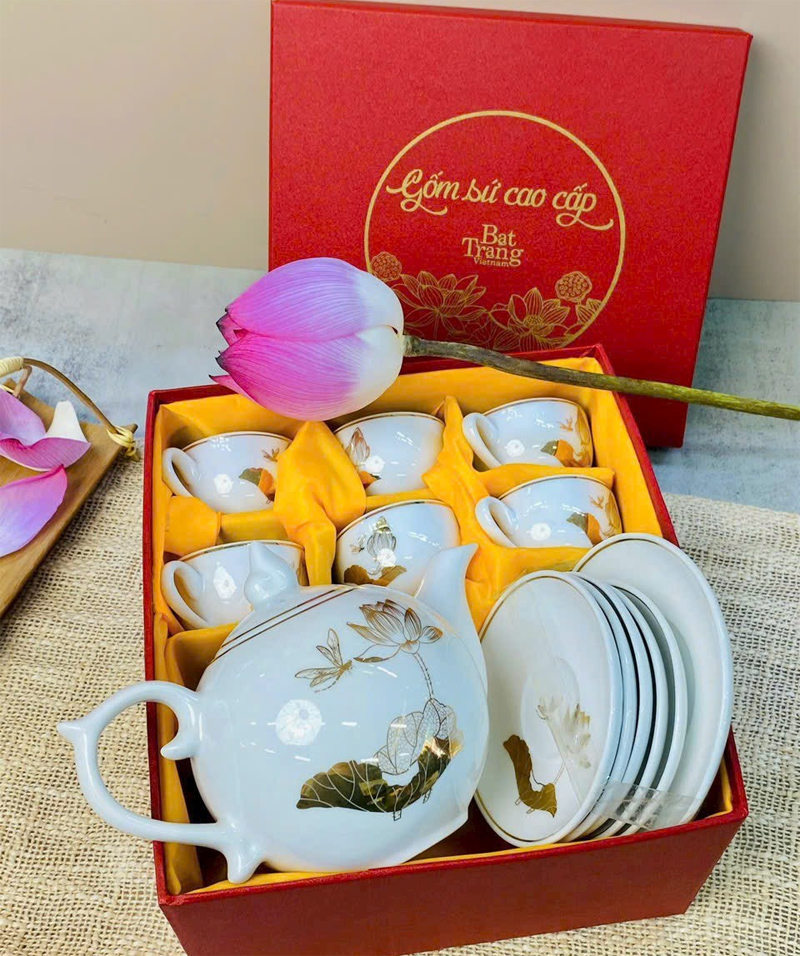 bộ ấm chén bát tràng chóp lửa hoa sen vàng viền kim cao cấp quà tặng