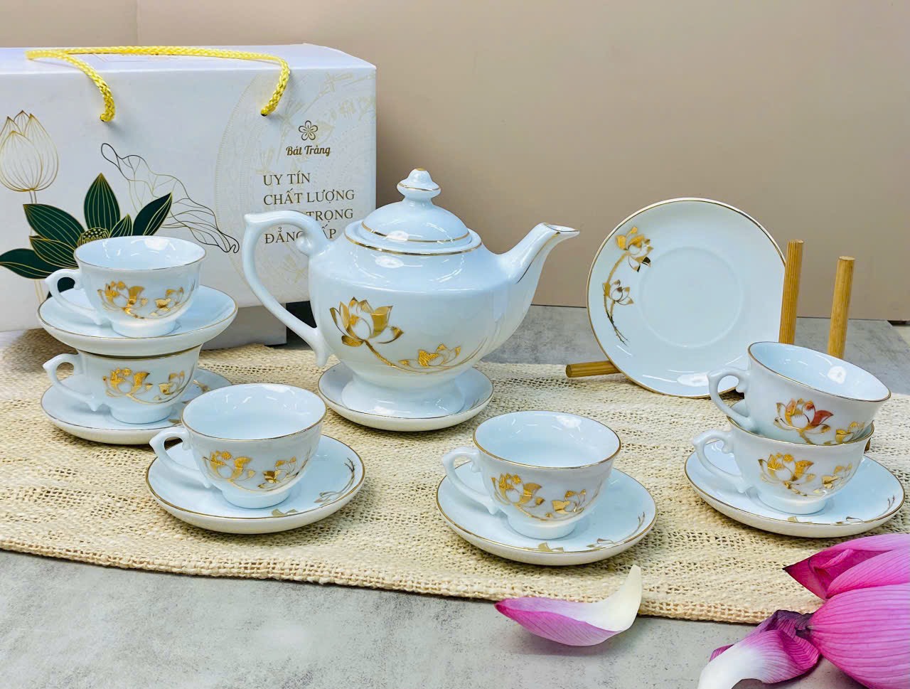 Bộ ấm chén Đèn thần hoa sen vàng kim sang trọng quà tặng cao cấp