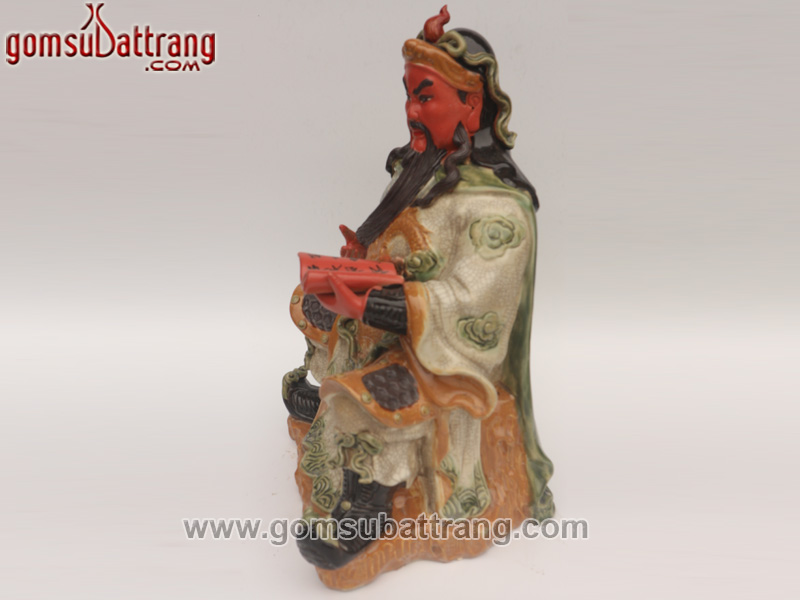 Tượng Quan Vân Trường ngồi nghiên cứu binh pháp men rạn cổ bát tràng