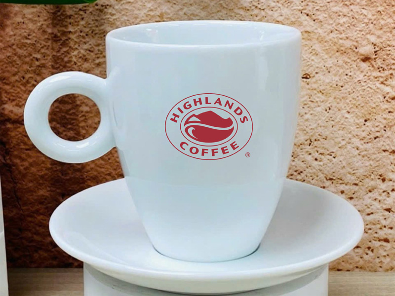 Cốc sứ trắng Bát Tràng in logo Highland Coffee quà tặng độc đáo