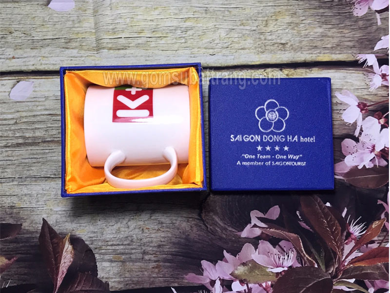 Cốc sứ Bát Tràng in logo K+ quà tặng sang trọng, giá tốt