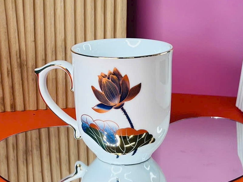 Cốc sứ không nắp vẽ sen vàng kim Bát Tràng cao cấp sang trọng quà tặng