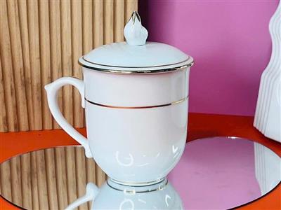 Cốc sứ Bát Tràng nắp vàng kim sang trọng quà tặng độc đáo 