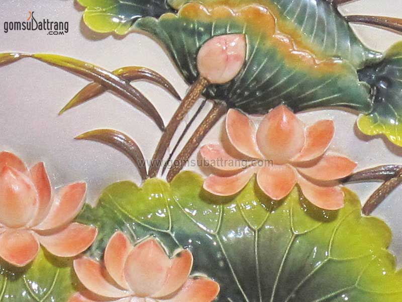 Tranh đắp nổi sen cá màu đẹp sang trọng khung gỗ gụ