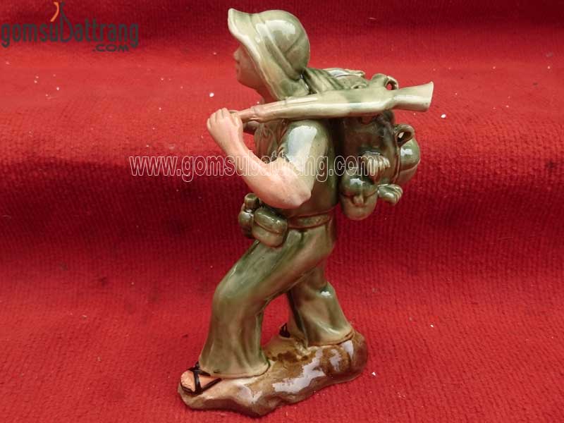 Tượng chú bộ đội Bát Tràng gốm sứ đẹp quà tặng ý nghĩa