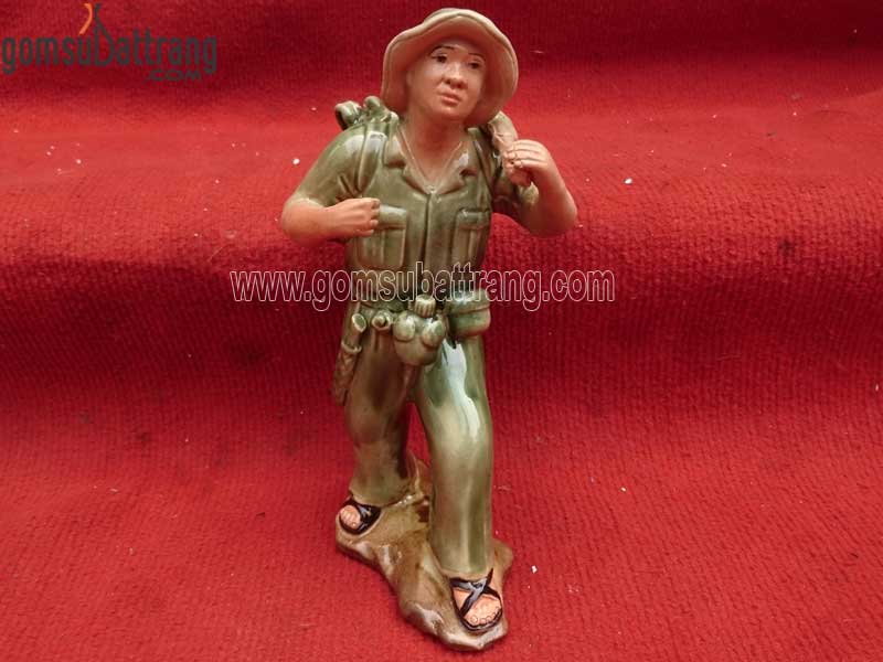 Tượng chú bộ đội Bát Tràng gốm sứ đẹp quà tặng ý nghĩa