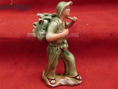 Tượng chú bộ đội Bát Tràng gốm sứ đẹp quà tặng ý nghĩa 