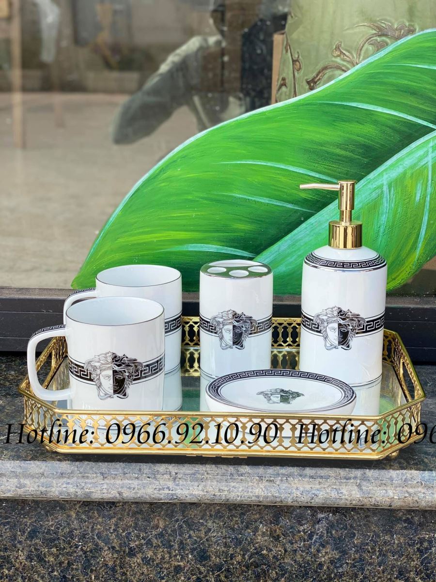 Bộ đồ nhà tắm Versace bạc sang trọng kèm khay tiện lợi