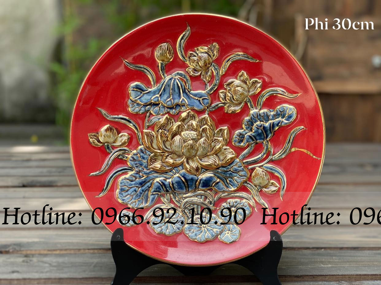 Đĩa Hoa Sen Đỏ Đắp Nổi Vẽ Vàng Phi 30cm Phong Thủy Sang Trọng