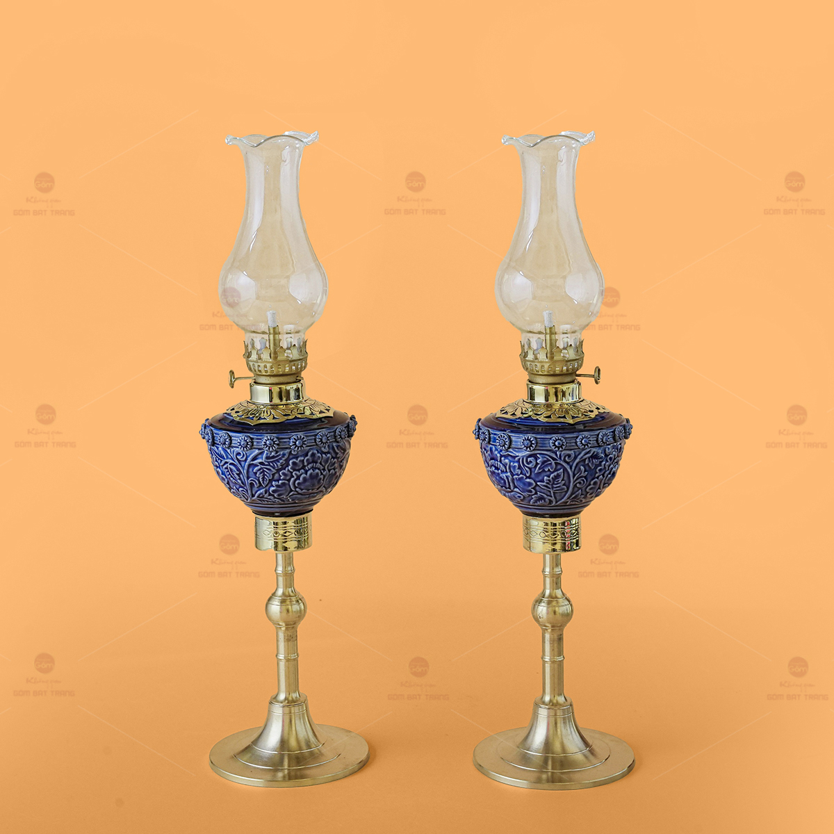 Đèn Dầu Thờ Men Lam Khắc Nổi Hoa Chân Đồng Cao Cấp Tài Lộc 